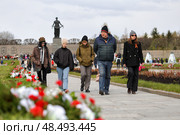 Торжественное возложение цветов на Пискарёвском мемориальном кладбище в честь 80-летия Великой Победы. Редакционное фото, фотограф Роман Рожков / Фотобанк Лори