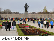 Торжественное возложение цветов на Пискарёвском мемориальном кладбище в честь 80-летия Великой Победы. Редакционное фото, фотограф Роман Рожков / Фотобанк Лори