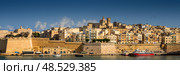 VALLETTA, MALTA - NOVEMBER 12, 2018 - In bay The Grand Harbor Tricity of Valletta, Birgu and Senglea on the island Malta. Стоковое фото, фотограф Сергей Богомяко / Фотобанк Лори