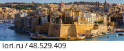 VALLETTA, MALTA - NOVEMBER 12, 2018 - Panoramic view of the Grand Harbor Tricity bay, Birgu and Senglea islands with ships and boats in the port. Стоковое фото, фотограф Сергей Богомяко / Фотобанк Лори