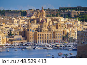 VALLETTA, MALTA - NOVEMBER 12, 2018 - The Grand Harbor Tricity bay, Birgu and Senglea islands with ships and boats in the port. Стоковое фото, фотограф Сергей Богомяко / Фотобанк Лори
