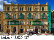 VALLETTA, MALTA - NOVEMBER 12, 2018 - Typical Maltese covered balconies. Редакционное фото, фотограф Сергей Богомяко / Фотобанк Лори