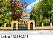 Главный дом городской усадьбы Давыдова. Солнечный весенний день. Москва. Россия. Редакционное фото, фотограф E. O. / Фотобанк Лори