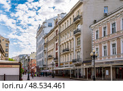 Доходный дом и гостиница Я. М. Толстого по адресу: г. Москва, ул. Старый Арбат, д. 29. Редакционное фото, фотограф Господин Никто / Фотобанк Лори