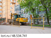Строительные работы на улице с экскаватором SANY SY 75C. Редакционное фото, фотограф Лариса Веселова / Фотобанк Лори