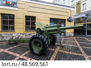 Дивизионная гаубица М-30 калибра 122 мм, выпускавшаяся с 1939 по 1955 год в СССР, гаубица времен Великой Отечественной войны (Вторая мировая война) в  музее Техники Вадима Задорожного. Московская область, Россия (2020 год). Редакционное фото, фотограф Наталья Волкова / Фотобанк Лори
