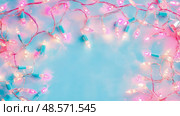 Festive Holiday Twinkle: Soft Christmas Lights Frame on Pastel Sky Background. Стоковое AI-изображение, AI-художник Данила Большаков / Фотобанк Лори