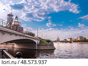 Бизнес-центр "Красные Холмы", отель «Swissotel Красные Холмы». Московский международный Дом музыки (ММДМ). Космодамианская набережная, Район Замоскворечье. И высотное здание на Котельнической набережной вдалеке. Город Москва. Россия (2016 год). Редакционное фото, фотограф Елена Ларионова / Фотобанк Лори