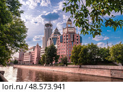 Вид на Бизнес-центр "Красные Холмы", отель «Swissotel Красные Холмы». Московский международный Дом музыки (ММДМ). Космодамианская набережная, Район Замоскворечье. Город Москва. Россия (2016 год). Редакционное фото, фотограф Елена Ларионова / Фотобанк Лори