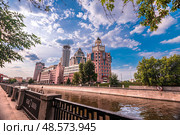 Вид на Бизнес-центр "Красные Холмы", отель «Swissotel Красные Холмы». Московский международный Дом музыки (ММДМ). Космодамианская набережная, Район Замоскворечье. Город Москва. Россия (2016 год). Редакционное фото, фотограф Елена Ларионова / Фотобанк Лори