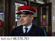 Реконструктор в форме сотрудника метрополитена 1935 года у станции "Сокольники", где проходит историческая реконструкция открытия метро в рамках празднования 90-летия Московского метрополитена в городе Москве, Россия. Редакционное фото, фотограф Николай Винокуров / Фотобанк Лори
