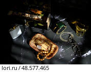 Still life with beads, perfume, lacquered cabinet and glasses. Стоковое фото, фотограф Сергей Фролов / Фотобанк Лори