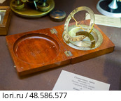 Карманные солнечные часы середины 19 века. Экспонат музея естественной истории. Казань (2024 год). Редакционное фото, фотограф Вячеслав Палес / Фотобанк Лори