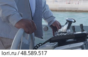 Close-up of the captain's hands at the helm. He controls the movement of the yacht. Стоковое видео, видеограф Aleksey Kidisyuk / Фотобанк Лори