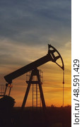 Working oil pumps against sunset, timelapse. Стоковое видео, видеограф Михаил Коханчиков / Фотобанк Лори