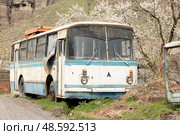 Сломанный автобус ЛАЗ-695 в горах Армении. Автохлам. Редакционное фото, фотограф Evgenia Shevardina / Фотобанк Лори