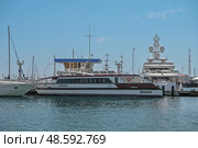 Катамаран «Грифон» компании «Водоходъ» в морском порту Сочи (2023 год). Редакционное фото, фотограф Екатерина Лызлова / Фотобанк Лори