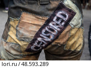 Женщина в надписью "Censored" на задней части брюк в городе Москве, Россия. Редакционное фото, фотограф Николай Винокуров / Фотобанк Лори