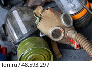 Старые противогазы лежат на столе. Редакционное фото, фотограф Николай Винокуров / Фотобанк Лори