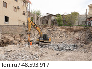 Разрушение каменистой почвы гидромолотом. Строительство. Редакционное фото, фотограф Evgenia Shevardina / Фотобанк Лори
