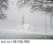 Snowy landscape with old Maltese palace, Gatchina. Стоковое фото, фотограф Саблин Станислав / Фотобанк Лори