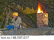 Ночная смена, чашка кофе из термоса, в минуту рабочей паузы. За кадром - Бетонные работы ночью на строительстве Усть-Среднеканской ГЭС (2012 год). Редакционное фото, фотограф Павел Просянов / Фотобанк Лори