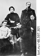 Старинная открытка. Владимир Маяковский со своей семьёй. Редакционное фото, фотограф Игорь Низов / Фотобанк Лори