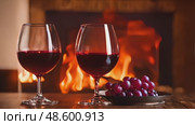 Two glasses filled with red wine sit next to plate of fresh grapes. Rich color of wine contrasts with vibrant green of grapes, creating visually appealing scene. Стоковое AI-видео, аниматор Данила Большаков / Фотобанк Лори