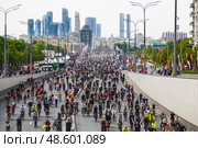 Многочисленные участники Московского весеннего велофестиваля проезжают по улице Крымский Вал. Вид сверху.  Москва, Россия. Редакционное фото, фотограф Наталья Волкова / Фотобанк Лори