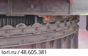 Crane rotation. Mechanisms and bearings close-up Crane rotates smoothly using hinge and bearing mechanics for efficient operation in construction site. Стоковое видео, видеограф Владимир Разгуляев / Фотобанк Лори