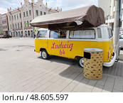 Кофейня из фургона Volkswagen на городской улице Красноярска. Редакционное фото, фотограф Михаил Павлов / Фотобанк Лори
