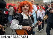 Музыкант Елена Ворфоломеева перед выступлением на Красной площади в центре города Москвы, Россия. Редакционное фото, фотограф Николай Винокуров / Фотобанк Лори