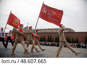 Знаменосец с красным знаменем Пионерской организации и копией Знамени Поеды на торжественной линейке, посвященной приему в пионеры на Красной площади города Москвы, Россия. Редакционное фото, фотограф Николай Винокуров / Фотобанк Лори