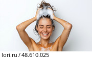 Enjoying a refreshing shower with bubbly shampoo in a bright bathroom. Освежающий душ с пенящимся шампунем в светлой ванной комнате. Стоковое AI-изображение, AI-художник Katsiaryna Repich / Фотобанк Лори