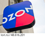 Вывеска компании Ozon крупным планом. Редакционное фото, фотограф E. O. / Фотобанк Лори
