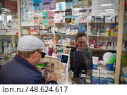 Сельский житель в аптеке села Гордеевка Брянская область. Редакционное фото, фотограф Дмитрий Неумоин / Фотобанк Лори