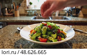A Fresh and Vibrant Salad Resting on a Beautifully Polished Granite Kitchen Countertop. Стоковое AI-видео, аниматор Лариса Пономарева / Фотобанк Лори