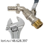 Водопроводный кран и гаечный ключ на белом фоне.  Water faucet and a wrench on a white background.d. Стоковое фото, фотограф Татьяна Д / Фотобанк Лори
