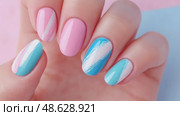 Pastel swirl nail art in pink, blue, and aqua hues. Elegant, manicured fingers with a trendy, modern design. Стоковое AI-видео, аниматор Данила Большаков / Фотобанк Лори