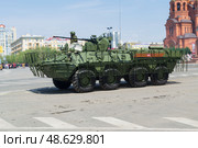 Модернизированный бронетранспортёр БТР-82, подготовка к параду Победы. Волгоград, улица Мира, Россия. Редакционное фото, фотограф Андрей Цыганков / Фотобанк Лори