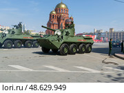Самоходное артиллерийское орудие Нона - СВК калибром 120мм на колёсном шасси 8х8. Волгоград, улица Мира, Россия. Редакционное фото, фотограф Андрей Цыганков / Фотобанк Лори