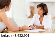 Woman listen attentively and intently to woman of seller, who tells about advantages of making microloan in credit institution. Стоковое фото, фотограф Яков Филимонов / Фотобанк Лори