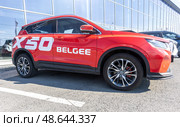 Автомобиль Geely BelGee X50 рядом с автосалоном официального дилера. Китайский автопроизводитель. Белорусское совместное предприятие. Редакционное фото, фотограф FotograFF / Фотобанк Лори