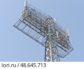 Вышка с антеннами сотовой связи на фоне голубого неба. GSM Antenna against blue sky. Стоковое фото, фотограф Татьяна Д / Фотобанк Лори