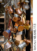 Metal jezve for traditional Turkish coffee at the Grand Bazaar (2022 год). Редакционное фото, фотограф Алена Аксенова / Фотобанк Лори