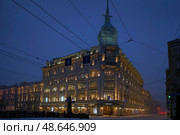 Здание торгового дома «С. Эсдерс и К. Схейфальс» («Дом у Красного моста») в центре Санкт-Петербурга во время снегопада. Зимний вечер (2023 год). Редакционное фото, фотограф Александр Кузнецов / Фотобанк Лори