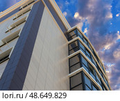 Современный многоэтажный красивый дом на фоне голубого неба. Modern panel apartment building on background of blue sky. Стоковое фото, фотограф Татьяна Д / Фотобанк Лори