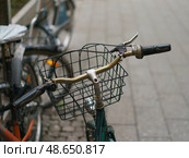 Велопарковка на улице города (2019 год). Стоковое фото, фотограф YuryKara / Фотобанк Лори