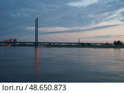 Набережная реки Рейн, Дюссельдорфе, Германия 3 июня 2019 года. Редакционное фото, фотограф YuryKara / Фотобанк Лори