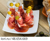 Ham served as rolls with olives. Стоковое фото, фотограф Яков Филимонов / Фотобанк Лори